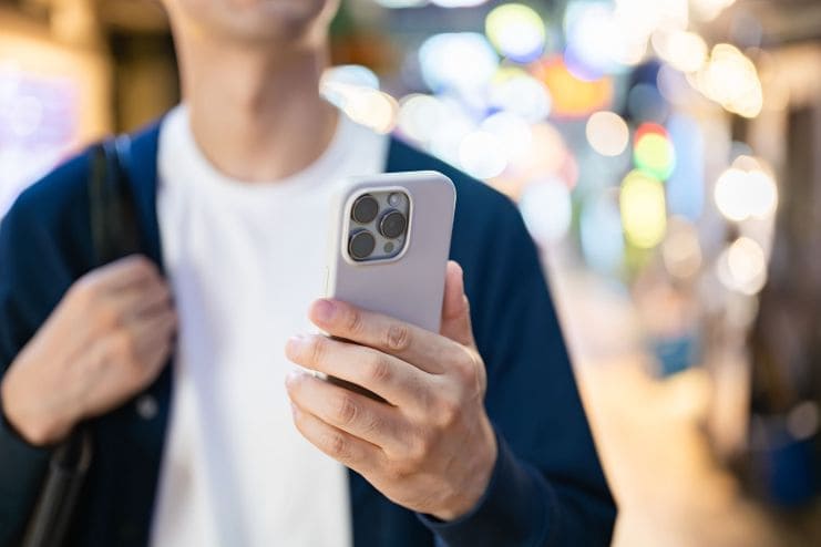 スマホを持っている人の画像