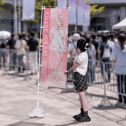 旗を見つめる・眺めている写真