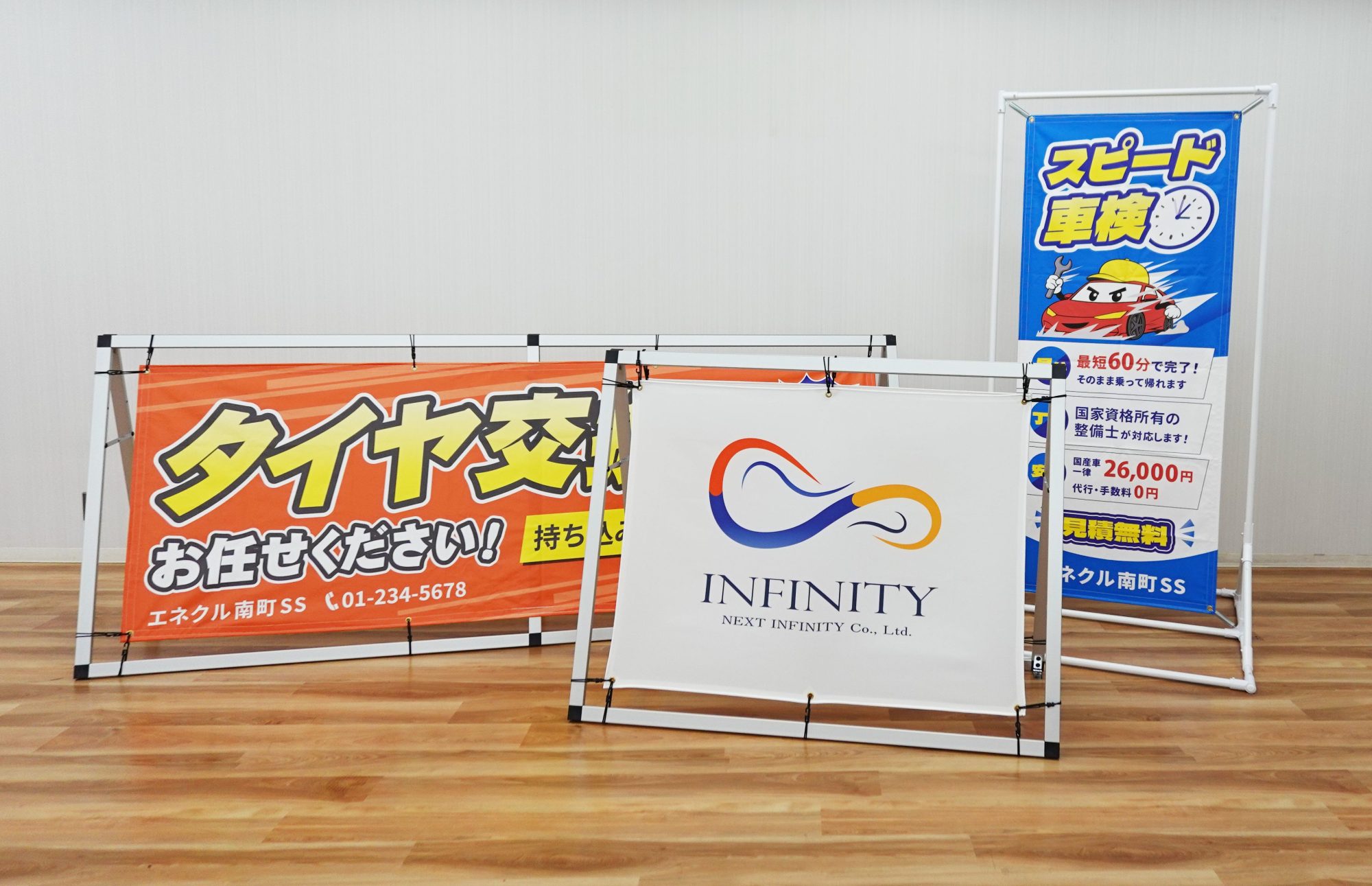 商品を並べてミーティングしている画像